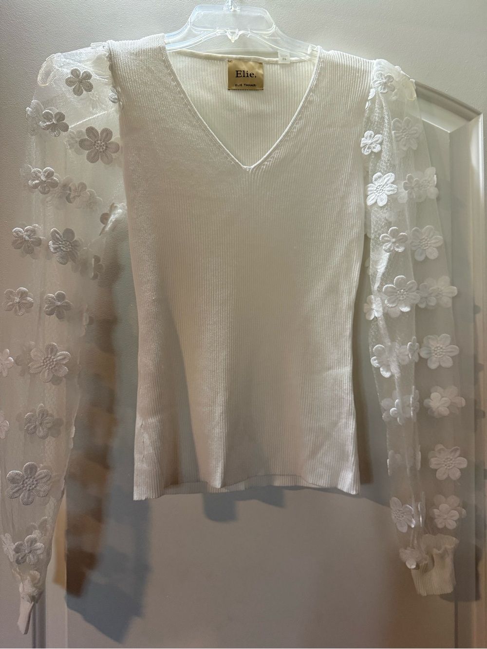 Elie Tahari White V-Neck Puff Sleeve Lace Top